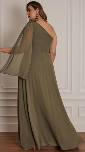 Vestido Longo Verde Musgo Plus Size Ombro Único com Fenda e Detalhe Flor – Sofisticação para Madrinhas e Mãe da Noiva - Imagem 4