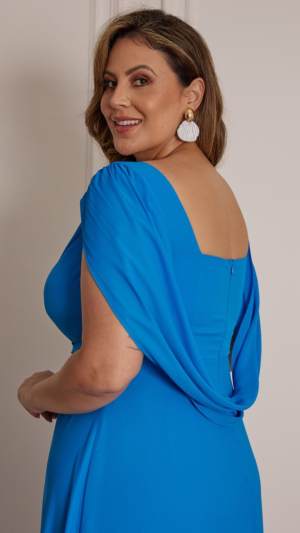 Vestido Longo Azul Bic com Efeito Drapeado nas Costas e Manga Capa para Madrinhas e Eventos Formais