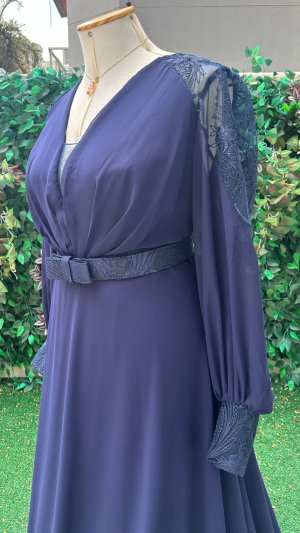 Vestido Longo Azul Marinho com Mangas em Renda e Cintura Marcada para Madrinhas e Festas - Imagem 2