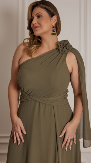Vestido Longo Verde Musgo Plus Size Ombro Único com Fenda e Detalhe Flor – Sofisticação para Madrinhas e Mãe da Noiva