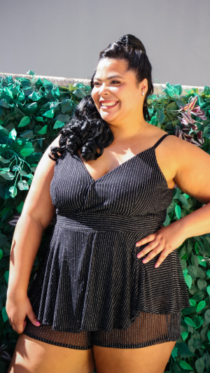 Macaquinho Plus Size com Brilho e Sobreposição Peplum - Imagem 2