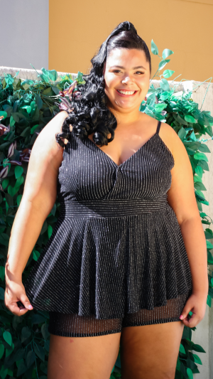 Macaquinho Plus Size com Brilho e Sobreposição Peplum