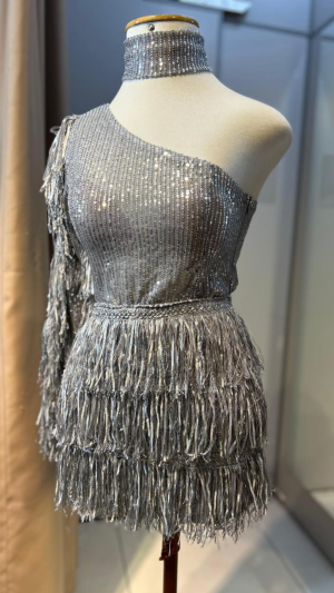 Vestido Curto com Um Ombro Só, Franjas e Paetês - Imagem 2