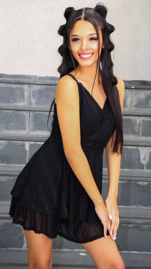 Vestido Curto Preto com Listras de Brilho e Camada Dupla - Imagem 2