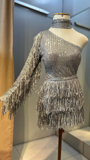 Vestido Curto com Um Ombro Só, Franjas e Paetês - Imagem 3