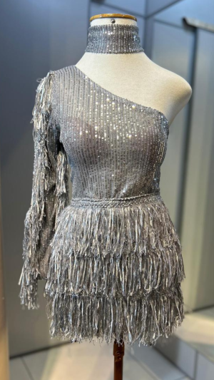 Vestido Curto com Um Ombro Só, Franjas e Paetês - Imagem 4