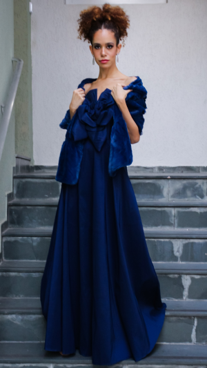 Vestido Longo com Laço e Estola de Pelúcia