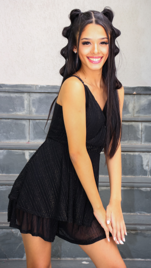 Vestido Curto Preto com Listras de Brilho e Camada Dupla