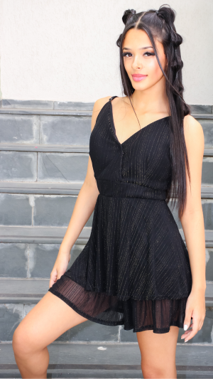 Vestido Curto Preto com Listras de Brilho e Camada Dupla - Imagem 4