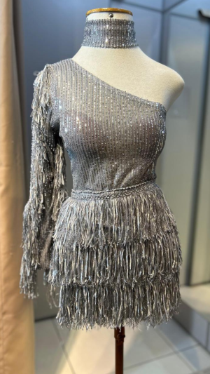 Vestido Curto com Um Ombro Só, Franjas e Paetês