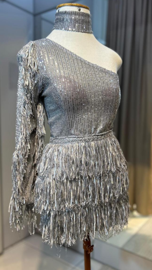 Vestido Curto com Um Ombro Só, Franjas e Paetês - Imagem 6