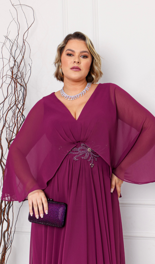 Detalhe do bordado em pedrarias no vestido vinho plus size