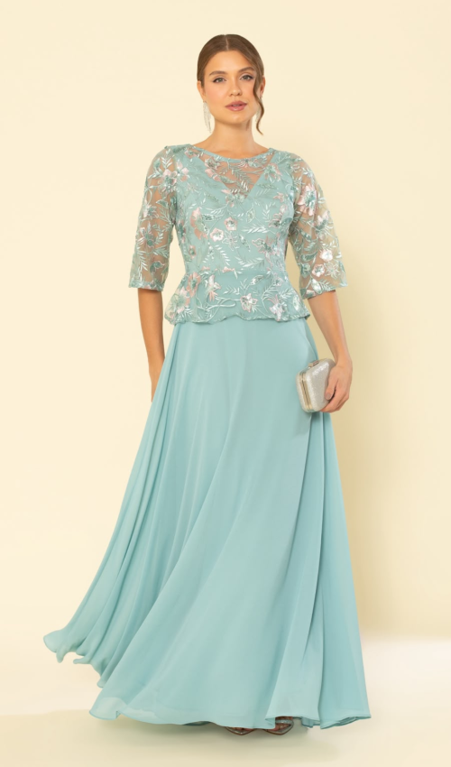 Detalhe do bordado floral em tule com paetês no vestido verde água para mãe da noiva