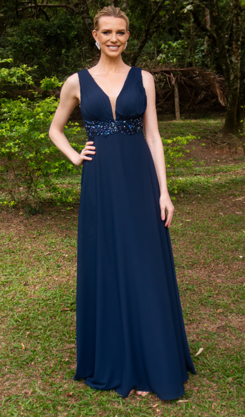 Detalhe do decote profundo com tule e pedraria