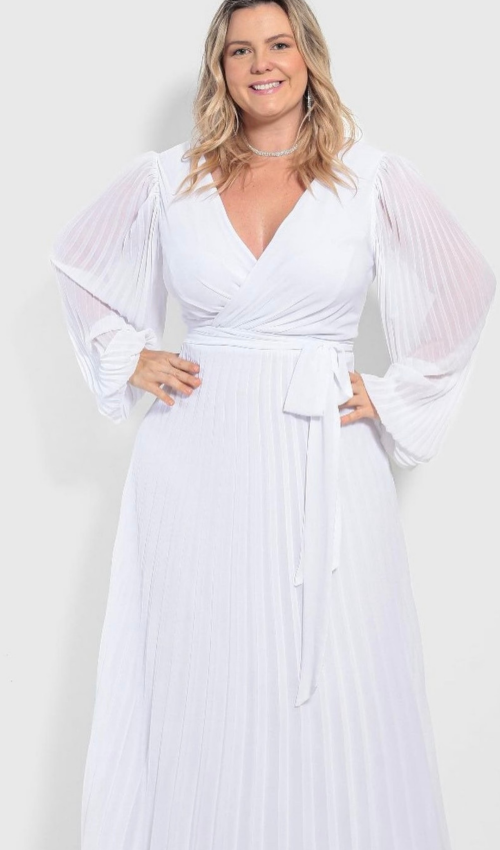 Detalhe do vestido branco com decote V profundo e saia evasê (2)