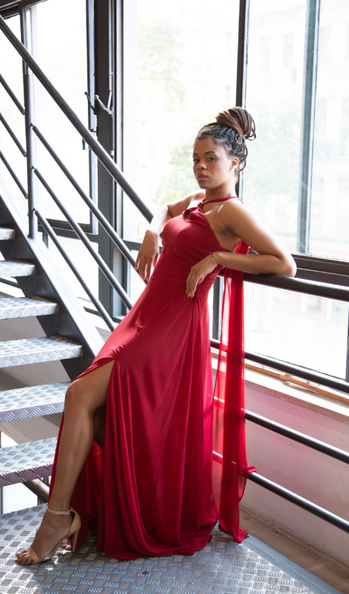 Ju - parte 3 - Vestido vermelho com capa (2)
