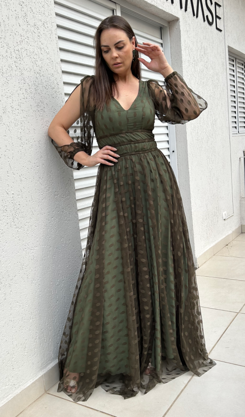 Look de festa com vestido verde escuro textura para madrinha