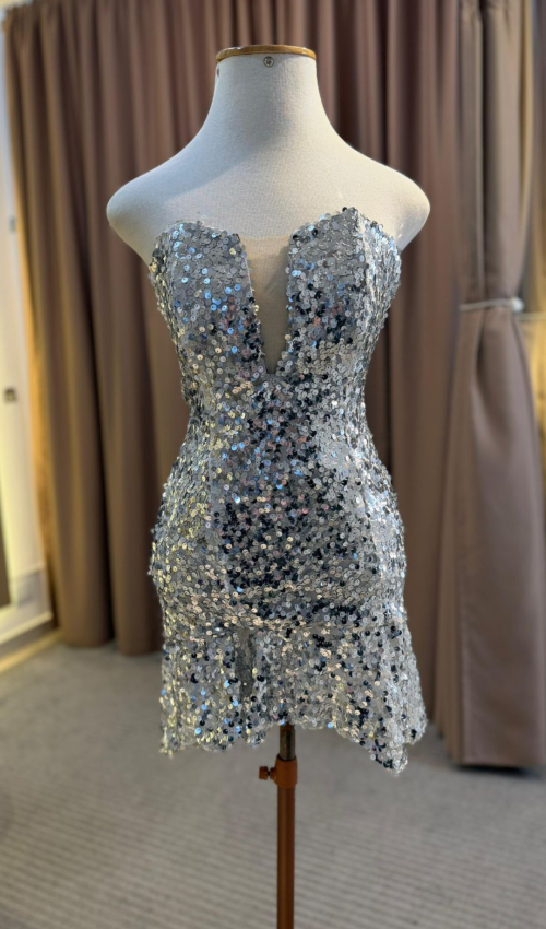 Macaquinho dourado elegante para formatura e eventos noturnos