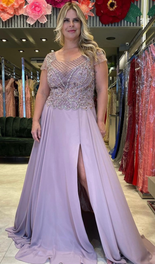 Vestido Longo Rosé Plus Size com Fenda e Manga Curta para Festa