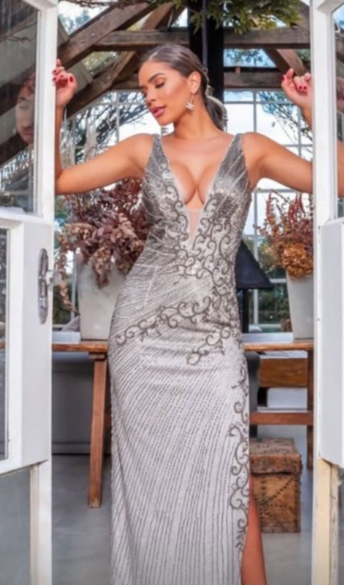 Vestido Prata com Decote V Profundo, Alças Finas e Bordado Total em Cristais