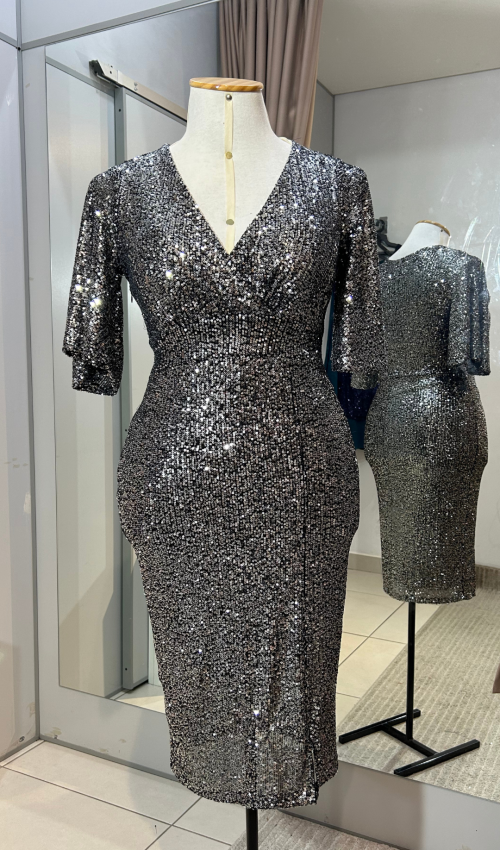 Vestido curto prata com paetês e decote em V
