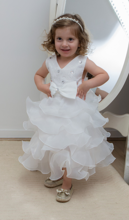 Vestido de daminha branco com saia em camadas e cristais