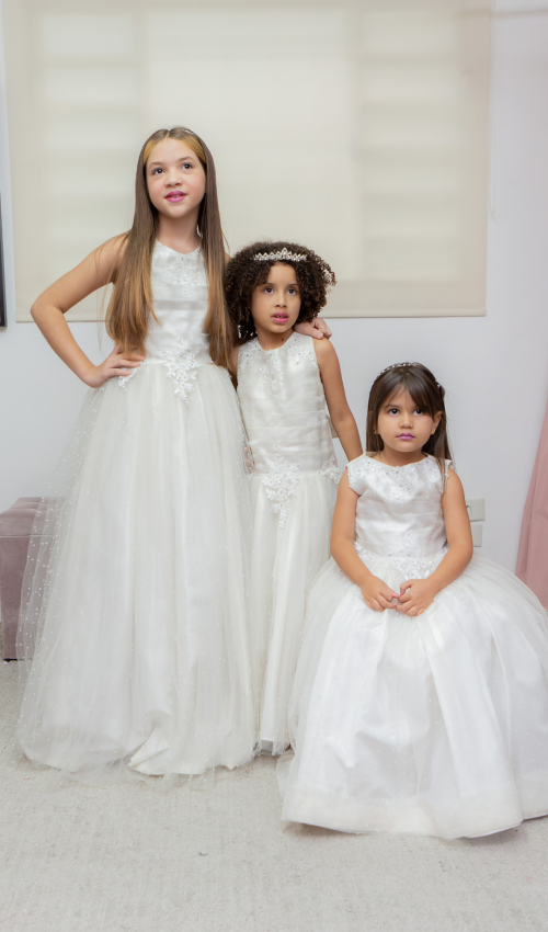 Vestido de daminha branco infantil com tule e pérolas