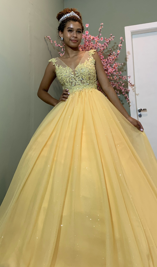 Vestido de debutante amarelo princesa com renda e cristais – frente completa
