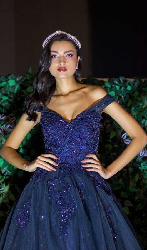 Vestido de debutante azul marinho com cristais e saia princesa