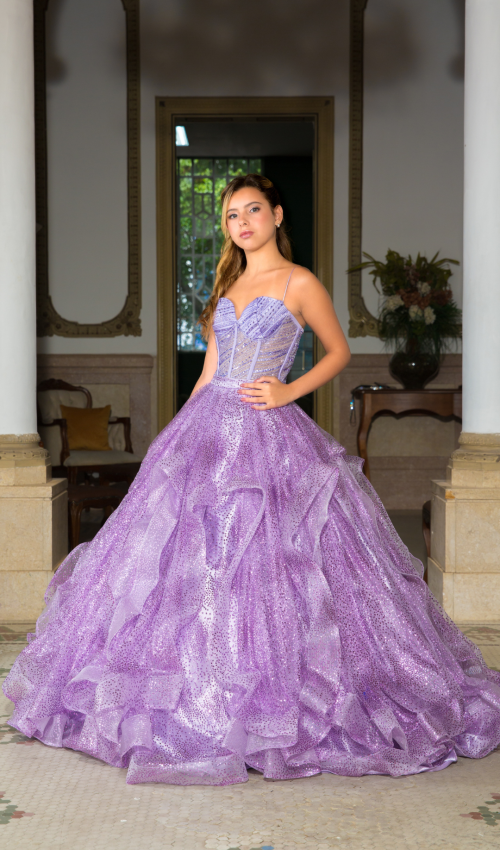 Vestido de debutante lilás com brilho e saia volumosa em camadas