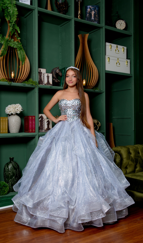 Vestido de debutante prata com brilho e saia princesa