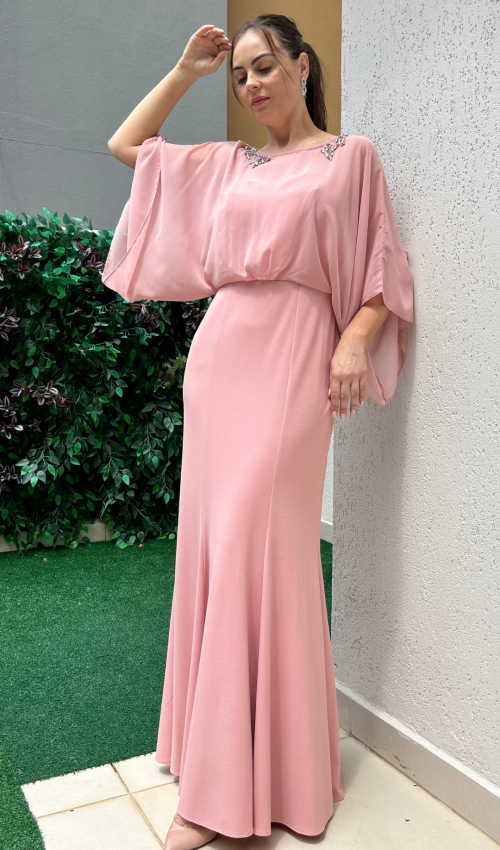 Vestido de festa rosé com manga ampla e pedraria