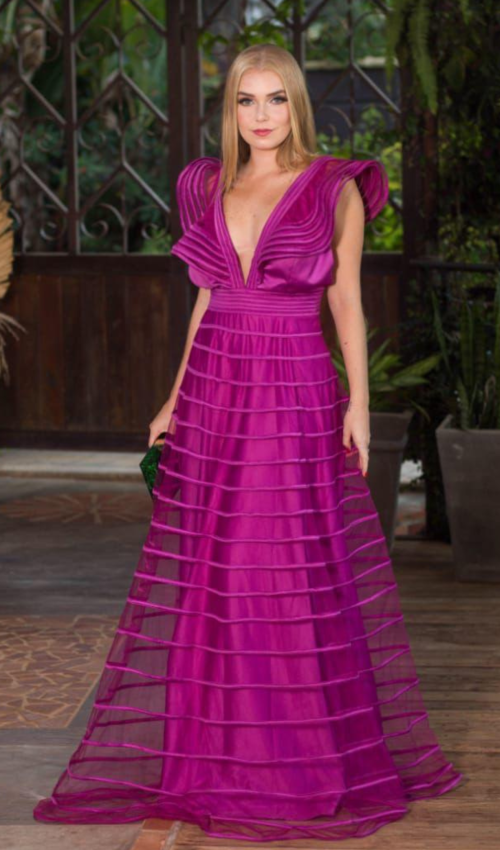 Vestido de tule com fitas estruturadas para casamento