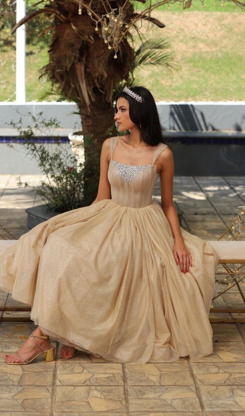 Vestido dourado midi com brilho – Look perfeito para debutantes 1