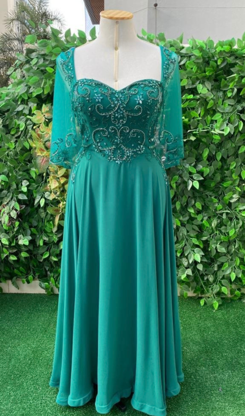 Vestido elegante verde para casamento com decote coração e tule bordado