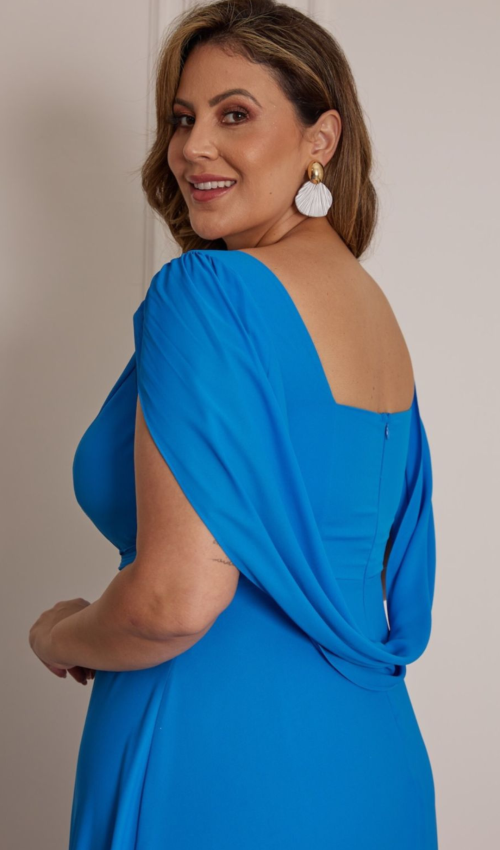 Vestido longo azul bic com manga capa e costas drapeadas