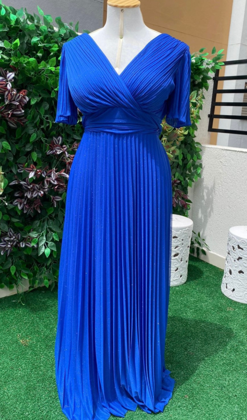 Vestido longo azul royal plissado com decote V transpassado
