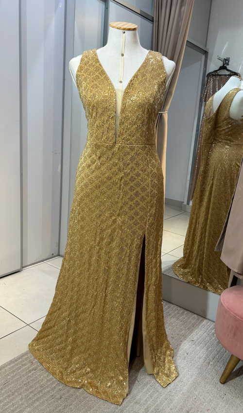 Vestido longo dourado com decote profundo e fenda