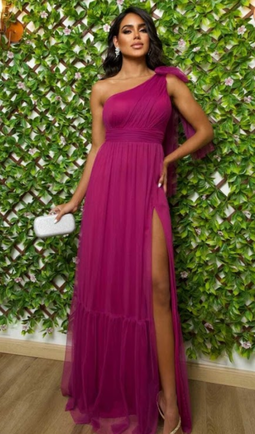 Vestido longo magenta em tule com ombro único e babado na barra