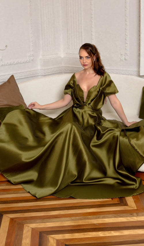 Vestido longo verde oliva acetinado com decote profundo elegante