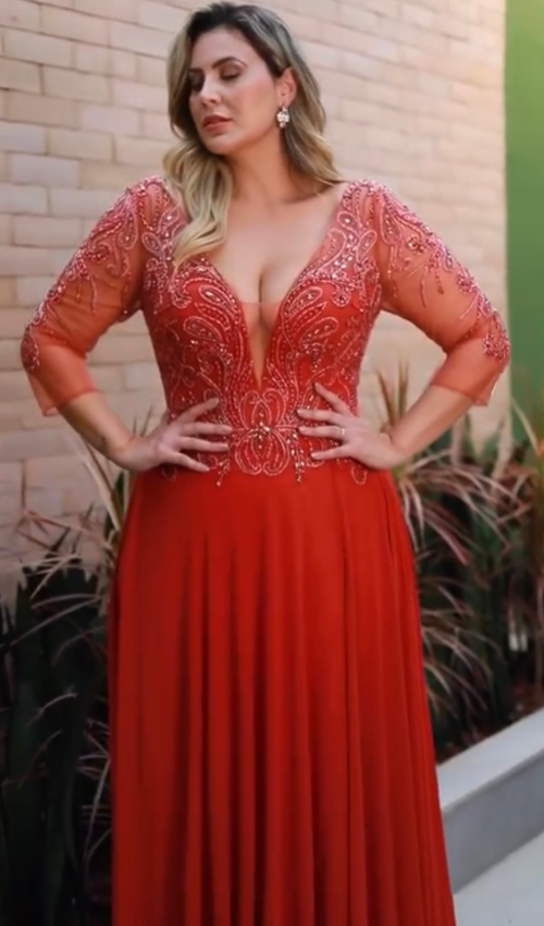 Vestido longo vermelho com decote profundo e bordado para mãe da noiva