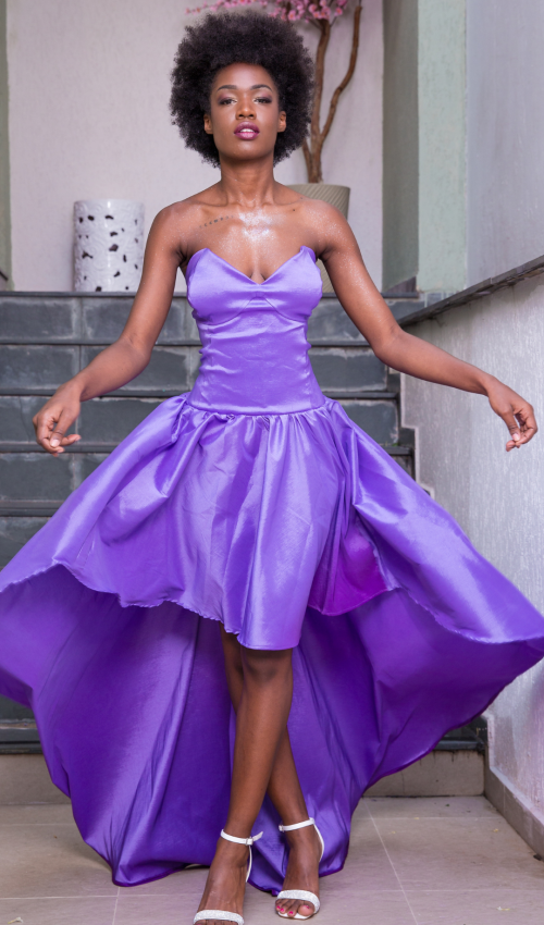 Vestido para formatura em tom lavanda com cauda longa