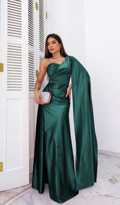 Vestido verde acetinado manga só com capa