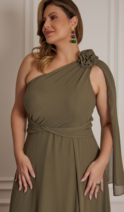 Vestido verde longo um ombro só com flor e fenda para madrinha