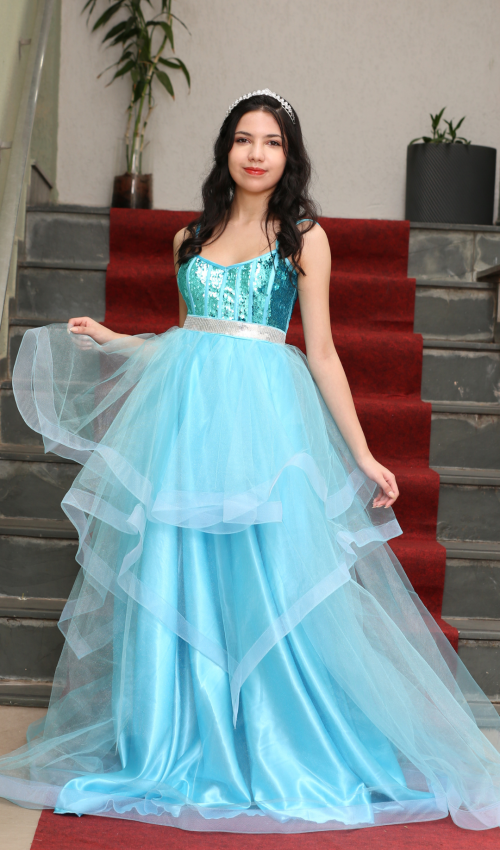 Visual princesa com corpete de paetês azul e saia longa removível