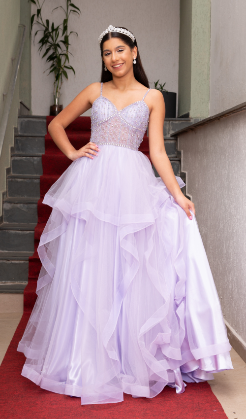vestido de 15 anos lilás com saia volumosa em camadas