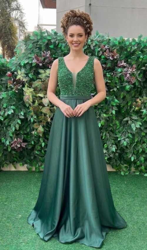 vestido longo verde em pedrarias